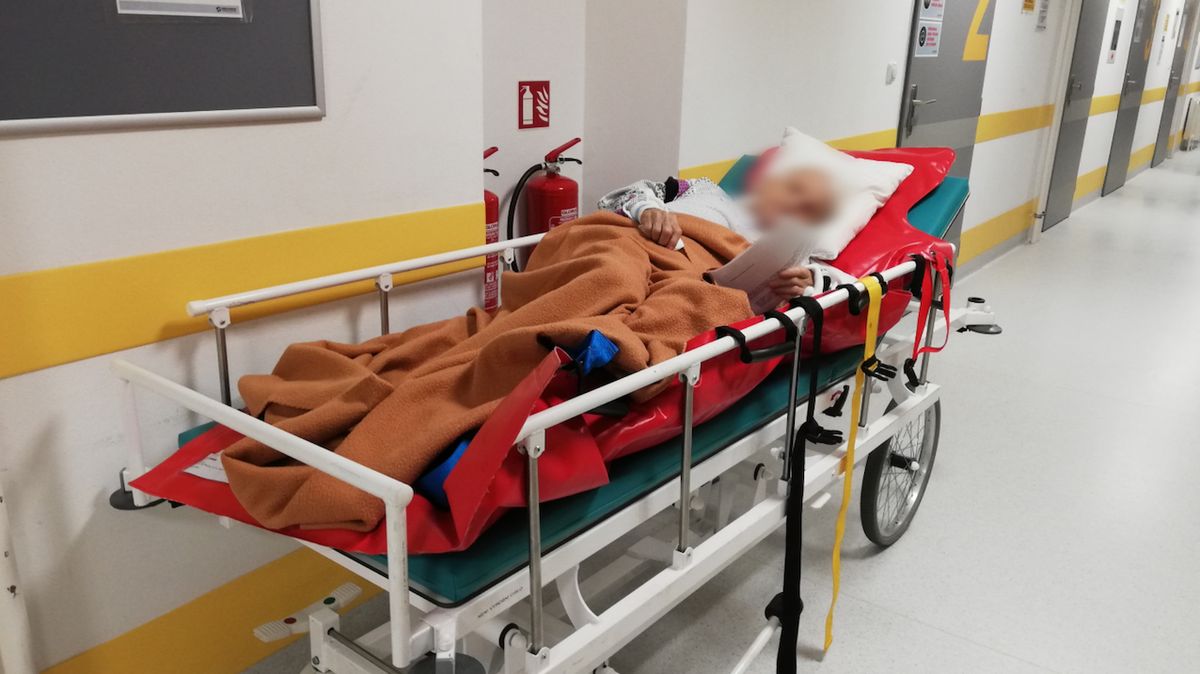 „Vydržte!” Ležící seniorku ve zlínské nemocnici nechali na chodbě čekat na sanitku čtyři hodiny